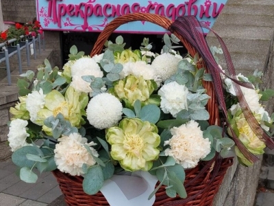 Цветочная композиция в корзине с розами Вегги, хризантемами Супербоул, гвоздиками, эвкалиптом