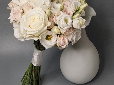 Свадебный букет из роз Плая бланка,  кустовых роз, эустомы