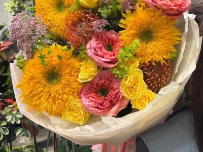 Букет с подсолнухами Тедди, розами Мандарин, розами кустовыми Фибоначчи Джаконда, буплерумом, нутаном, озотамнусом