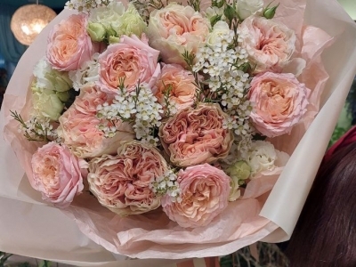 Букет с розами кустовыми Джульетта, розами Тип-Топ, эустомой, хамелициумом