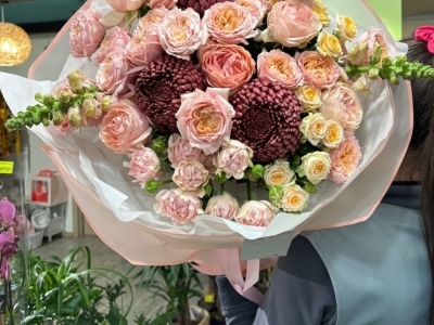 Букет с хризантемами Бигуди ред, розами кустовыми Джульетта, ЛяВи, Тринити, розами пионовидными Белла Мультибель, антириниумом