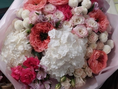 Букет с гортензией, розами Энджел бомбастик, розами кустовыми Парселина, хризантемами Ньютон, розами Мандарин, альстромерией