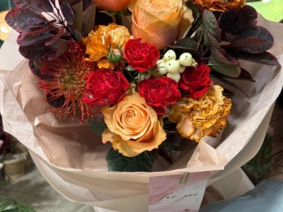 Букет с нутаном, розами Кахала, гвоздиками Брауни вип, котинусом, симфорикарпусом, розами кустовыми Зетс ред