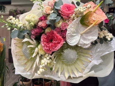 Букет с протеей королевской, розами кустовыми Аяла, Дестини, Би лоял, Роуз евер, розами Кенди экспрешн, симфорикарпусом, эвкалиптом,  антуриумом