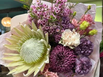 Букет с протеей королевской, хамелациумом, эустомой Алиса Пинк, гвоздиками Гипноз, розами Коттон экспрешн, хризантемами Бигуди