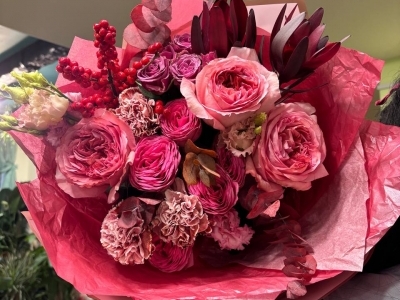 Букет (роза кустовая Жизель, Винтаж роузевер, гвоздика Браун молли, леукодендрон, эустома, роза Пинк экспрешн, илекс, эвкалипт крашенный