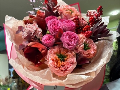 Букет (роза rустовая Жизель, роза Мандарин, амариллис, гвоздика Браун молли, леукодендрон, илекс, эвкалипт крашенный