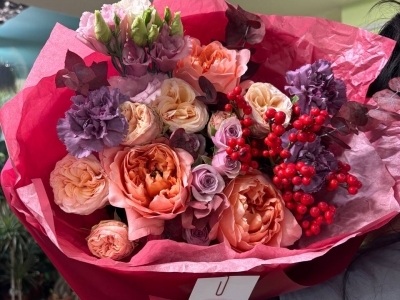 Букет (роза кустовая Джентал Трендсеттер, роза Драгон флай, роза кустовая Лейла, гвоздика Гипноз, илекс, эустома, эвкалипт крашенный