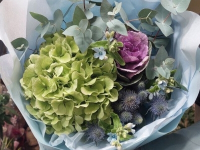 Букет с гортензией,  брассикой, эрингиумом, твидией, эвкалиптом