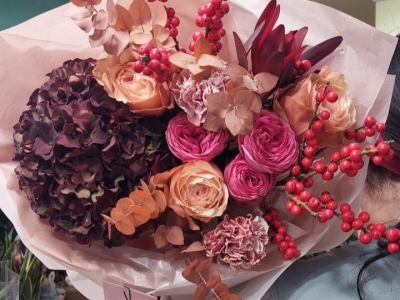 Букет (гортензия, розы Жизель, Кахала, илекс, леукодендрон, гвоздика, эвкалипт)