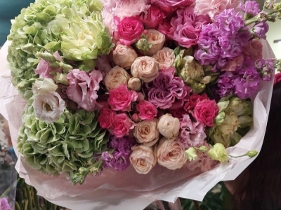 Букет (гортензия,  роза кустовая Бритни, эустома Алиса, гвоздика, розы Вегги и Кантри Блюз, маттиола.