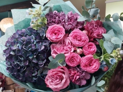 Букет (гортензия,  гвоздика Гипноз, роза кустовая Жизель, Кантри Блюз,  твидия,  эвкалипт