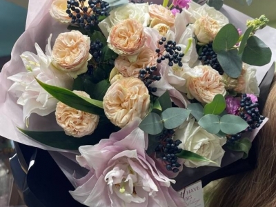 Букет (лилия, маттиола, эвкалипт, роза Джентл трендсеттер, Плая Бланка, бузина)