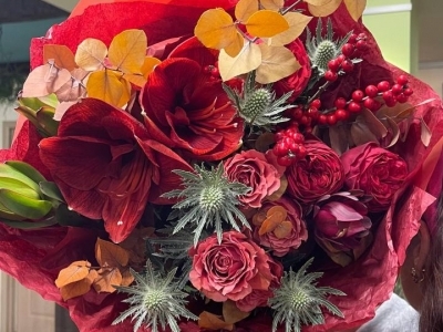 Букет из амариллиса, розы кустовой, роз Ред пиано, илекса, леукодендрона, эвкалипта
