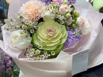Букет из брассики, маттиолы, хамелацуама, хризантемы спайдер пич, розы Вайт Охара, кустовой розы