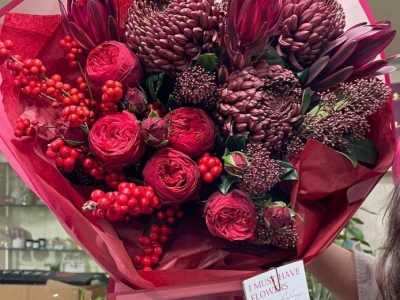 Букет (роза Ред пиано, хризантема Бигуди ред, илекс, скиммия)