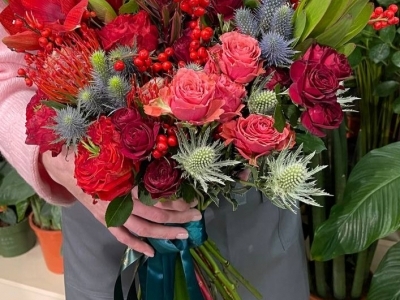 Букет мужской из роз Ред монстер, амариллисов, нутана, леукодендрона, илекса, эрингиума