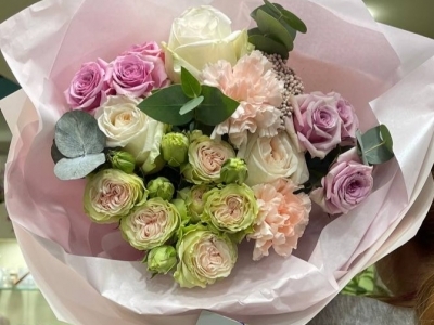 Букет с розами Вайт охара, пионовидными кустовыми розами, гвоздиками, озатамусом, эвкалиптом