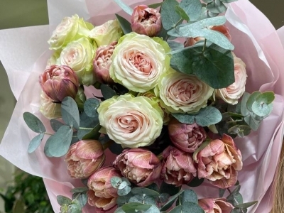 Букет из тюльпанов Брауни, роз Фибоначчи янтра и эвкалипта