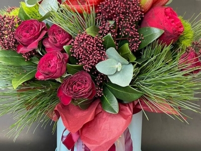 Цветочная композиция зимняя в шляпной коробке из амариллиса, роз, скиммии, пинуса, гвоздики Киви