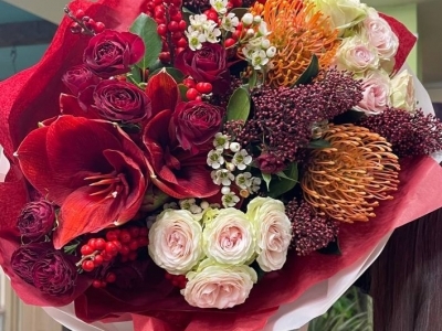 Букет из амариллиса, нутана, скиммии, кустовой розы, илекса и хамелациума