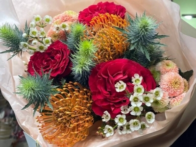 Букет из роз Майра хот Пинк, эрингиума, нутана и хамелациума