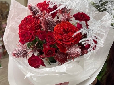 Букет из роз Ред монстер, кустовой розы, эрингиума и аспарагуса