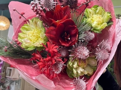 Букет из амариллиса, роз Вегги, нерине, илекса, эрингиума